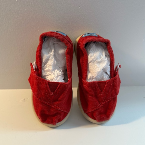 🛍️ Bright candy apple red, baby Tom’s, size 5 🍎 - Picture 3 of 11